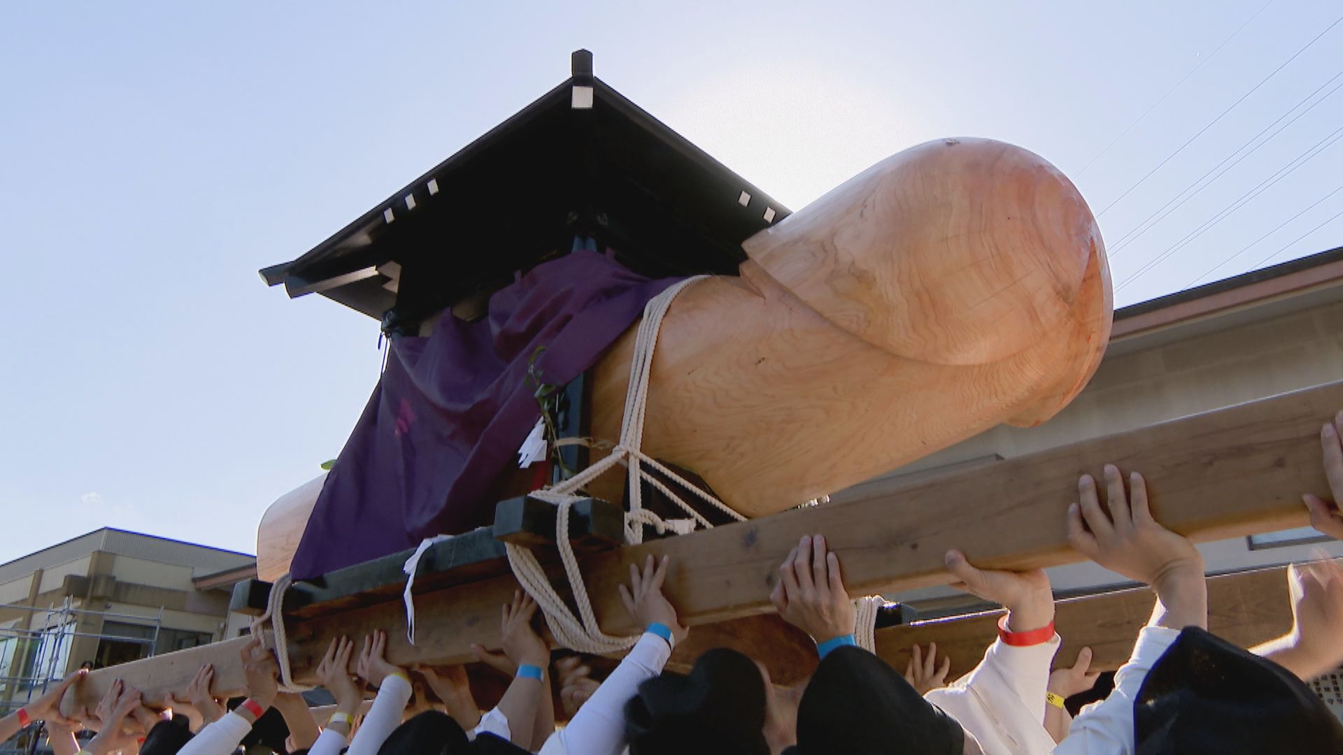 天下の奇祭！男性の性器を祀る田縣神社「豊年祭」、伝統の御輿行列を支えるアツい男たちに密着