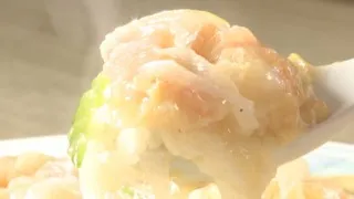 通常サイズの約2倍？！ エビがデカすぎ！！常連客が溺愛する謎だらけの「シャーレン飯」とは？