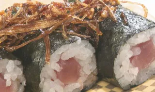 鉄火巻きを醤油で食べる時代は終わり！？「魚べい」の“埋もれメニュー”を調査！揚げネギとラー油を組み合わせた新感覚の鉄火巻とは？