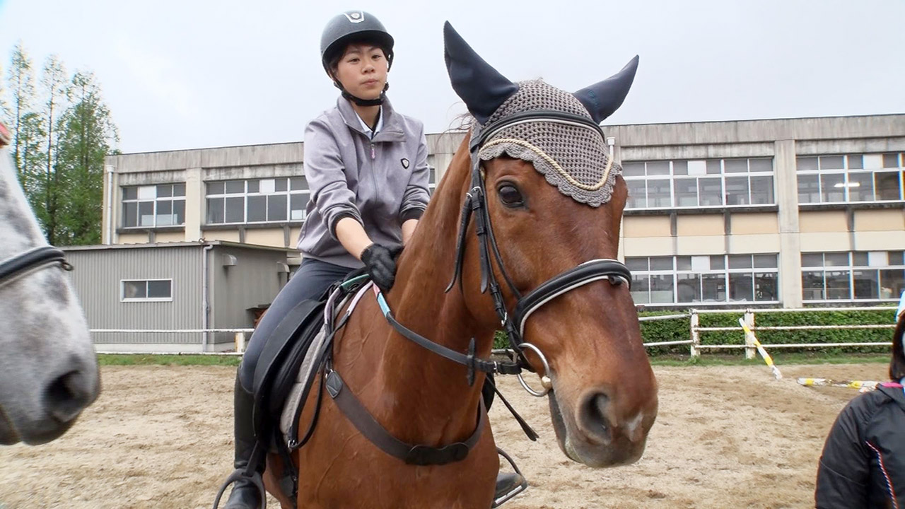 これは後輩女子がホレるの不可避…「強くてカッコイイ」男前すぎる高3女子 馬術部の強豪校で発見