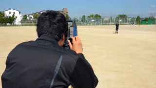 ミリの戦いで全国優勝も…運動部が汗流す高校のグラウンドにいた、機械操る“黒尽くめ集団”