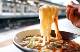 注文から提供まで約25秒！？ 駅のホームで食べられる名古屋名物「きしめん住よし」のおいしさの秘密とは？