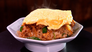 「いくらでも食べられちゃう！」チャーハンの上に肉炒めがドーンとのったインパクト抜群！今食べるべき東海3県の町中華とは（後編）