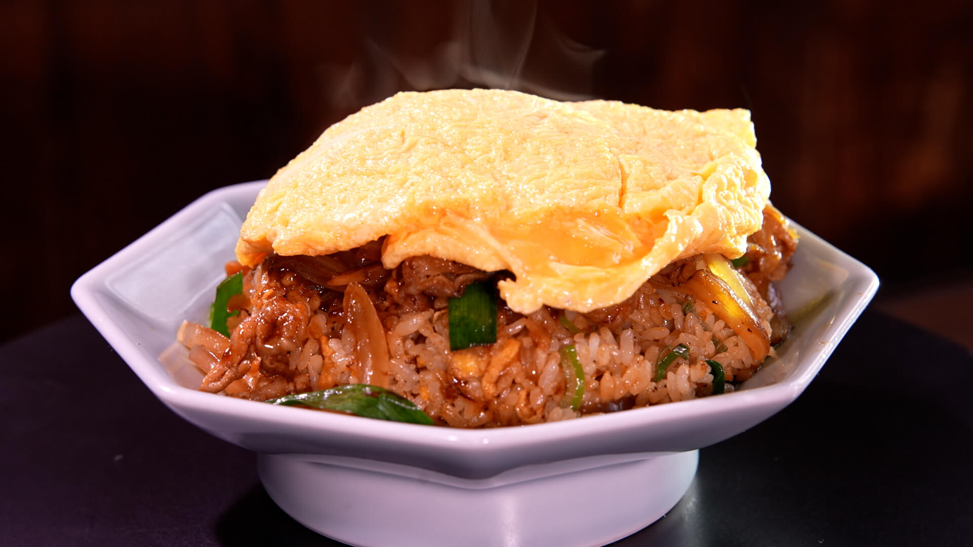 「いくらでも食べられちゃう!」チャーハンの上に肉炒めがドーンとのったインパクト抜群!今食べるべき東海3県の町中華とは(後編)