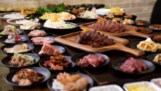 10種類以上の肉が食べ放題!自分好みの焼き加減で超柔らかいステーキを堪能!「インディアンズステーキ」人気の秘密はキッズパークにも!?