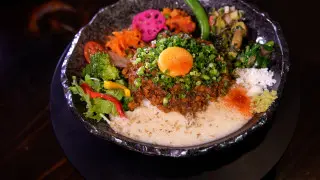 キーマカレーにととろをオン！？元・デザイナーが作る目で見て楽しいカレーとは？今食べるべき名古屋のカレーベスト3を発表！（前編）