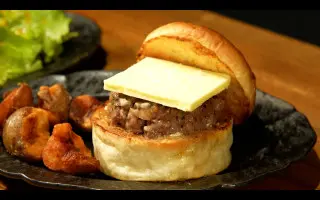 まるでステーキのような肉肉しさ！？肉一本で勝負する隠れ家のハンバーガーとは？「今絶対食べてほしいハンバーガー」ランキング！（後編）