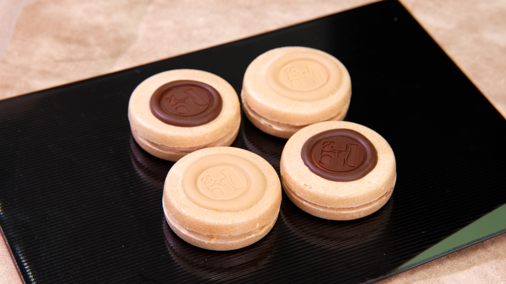 「アムール・デュ・ショコラ」で一度は買いたい！“もなかチョコ”の秘密に迫る！シェフが選ぶ本当においしいチョコのお店ランキング第1位は？