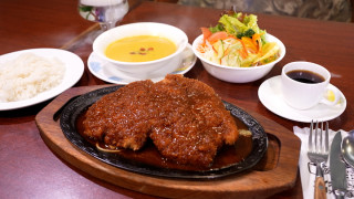 名古屋名物発祥の地は三重だった！？みそだれはレモン汁で仕上げ！ナイフとフォークで食べる”洋風のみそかつ“とは？