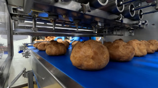 コンビニスイーツが通常の半額以下！？味は抜群なのに激安の秘密とは？行列のできる工場直売所を調査