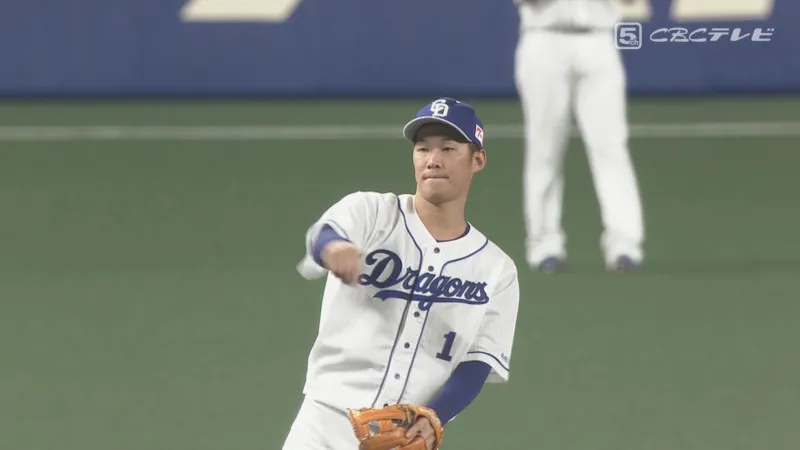 ピンチに絶妙なタイミングでマウンドへ寄り添う、ドラゴンズ京田陽太の
