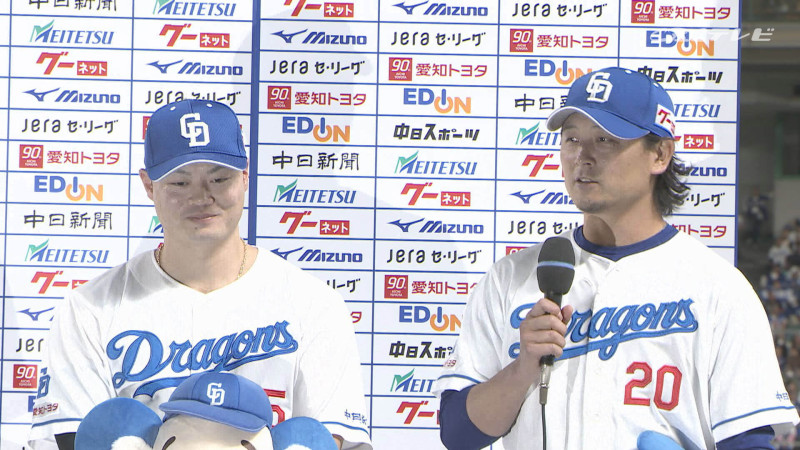 細川成也選手と涌井秀章投手(C)CBCテレビ