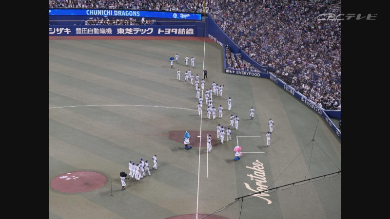 選手たちの場内一周：筆者撮影