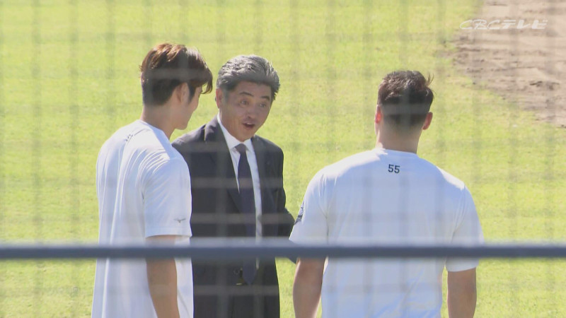 「サンデードラゴンズ」より工藤公康新監督、細川成也選手、上林誠知選手(C)CBCテレビ
