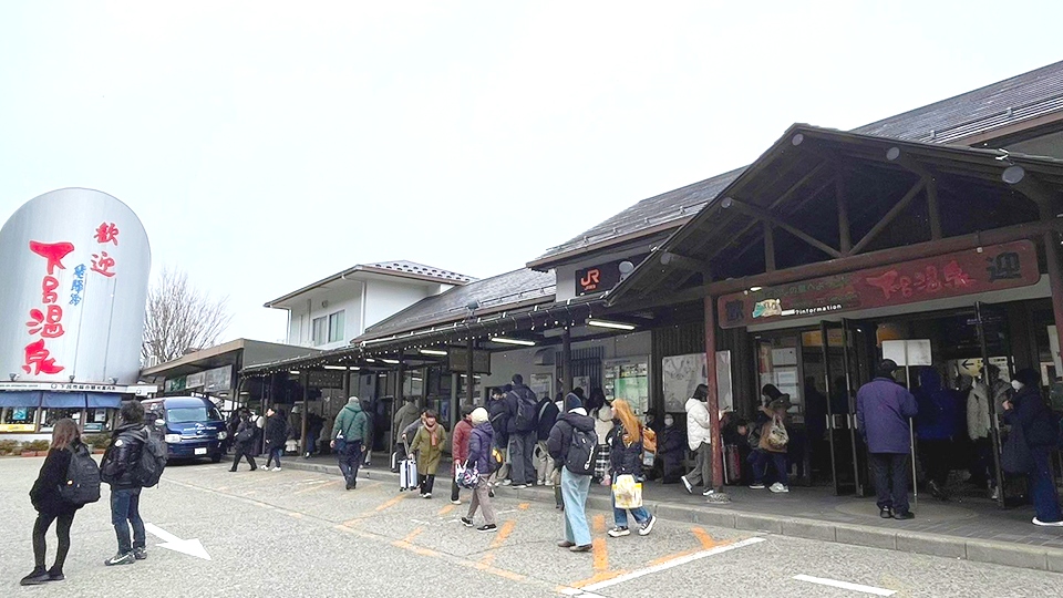 観光客でにぎわう下呂駅前