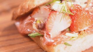 豪華なビストロ風フォカッチャサンド！？ザクとろ食感がたまらない贅沢シュークリームも！今食べるべき“新作パン”とは