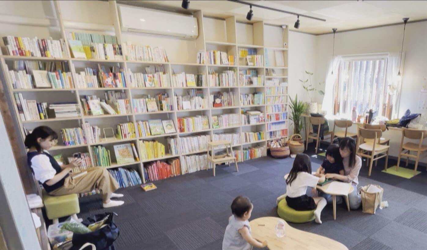 キッチン完備の「暮らせる図書館」って何！？会話も食事もOK！まるでリビングのような図書館とは