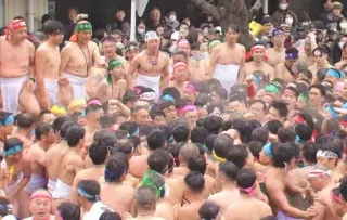 神男をめがけてもみ合い！？ 厄年のモノマネ芸人JPが奇祭「国府宮はだか祭」に参戦！ 無事に神男に触れられたのか？