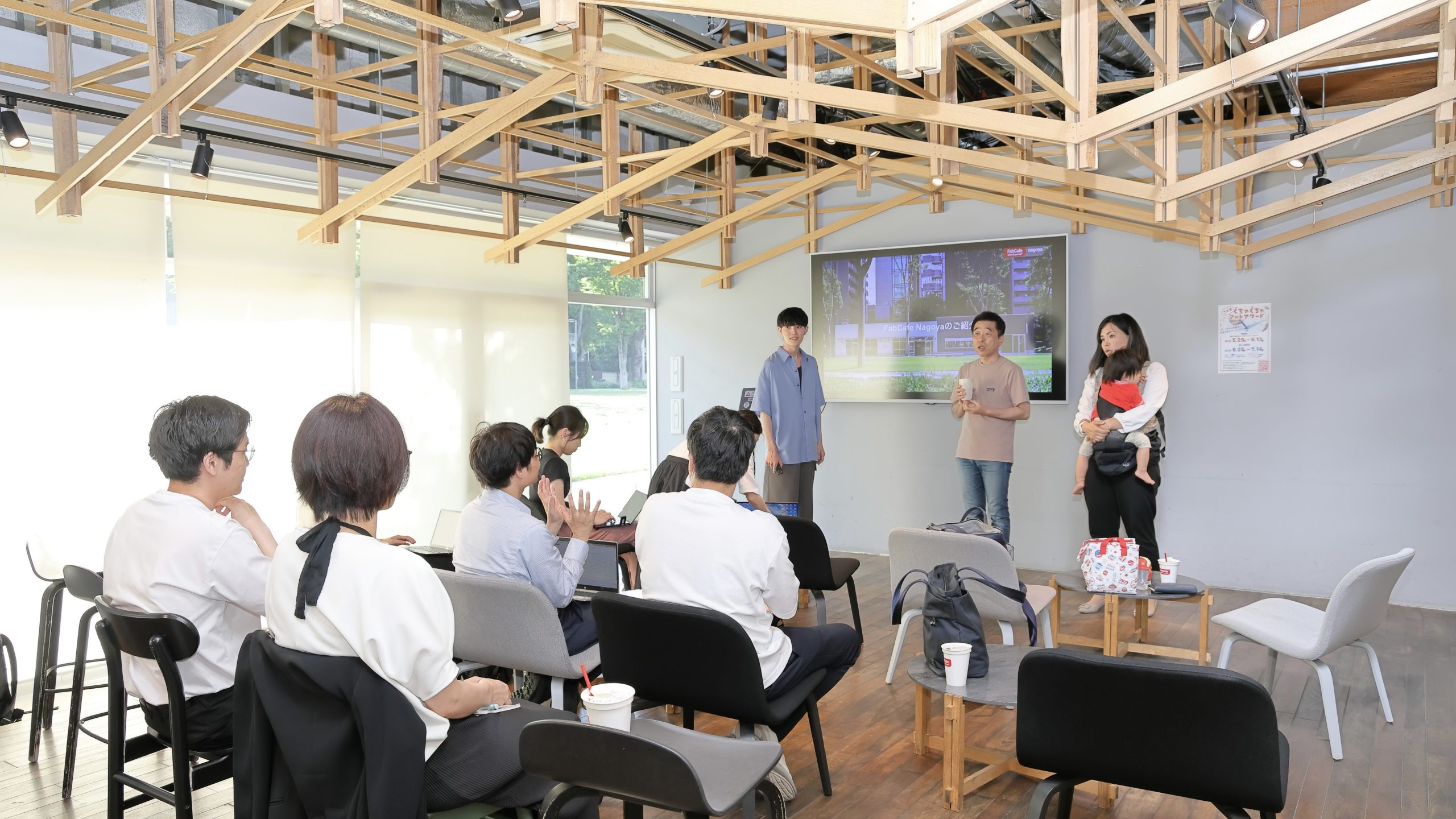 「子どもを抱いて会議へ」女性管理職が始めた“子連れ出社”が会社を変えた