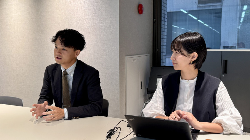CBCテレビ　me:tone編集部　サンゲツ営業課・加藤友章さん（写真左）と人事部・小川果林さん（写真右）