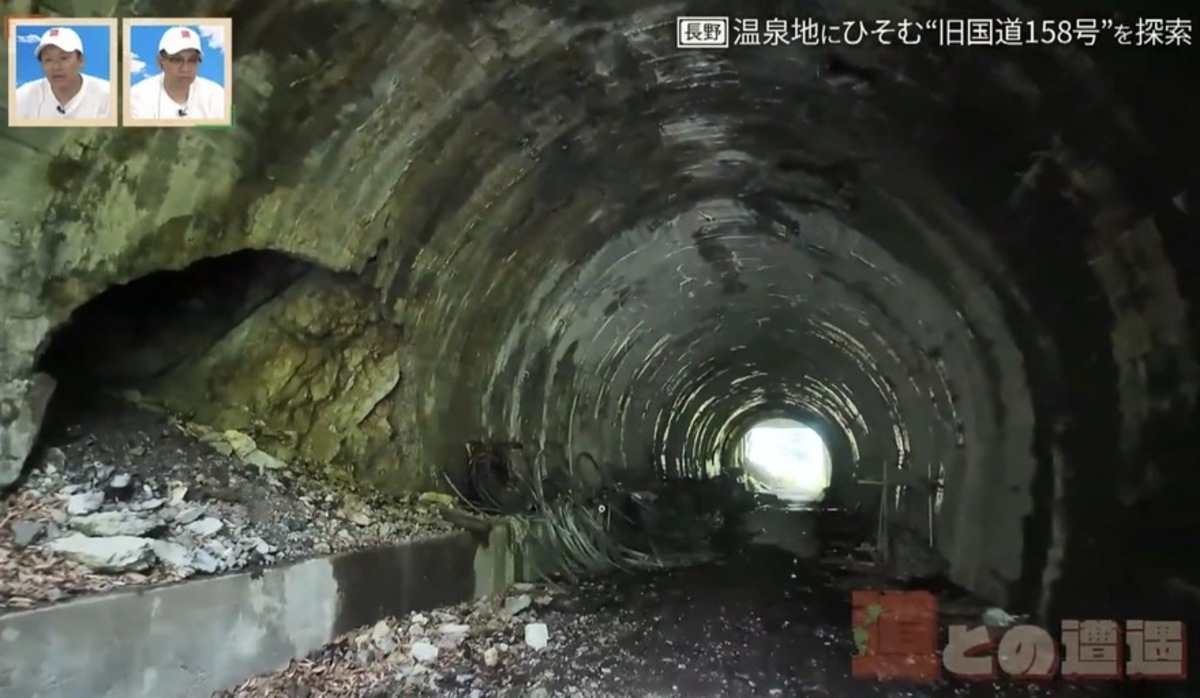長野・国道158号の旧道に謎の吊り橋と温泉旅館跡を発見!崩れかけた隧道の先にあったものとは