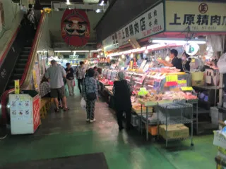 沖縄の“食”を支えた那覇の名物市場へオマージュ～変わりゆく街の風景に思う～