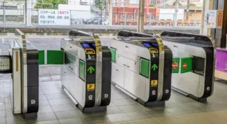 駅の混雑を解消せよ！世界初の「自動改札機」を生んだ日本技術のチャレンジ魂