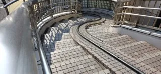 日本で進化した「歩道橋」、その背景には高度成長期のクルマ社会があった！