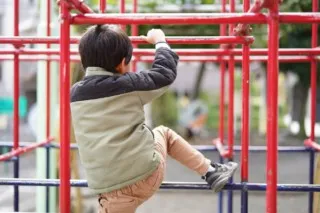 ジャングルジムは何処へ？姿を消していく公園や校庭の遊具たち