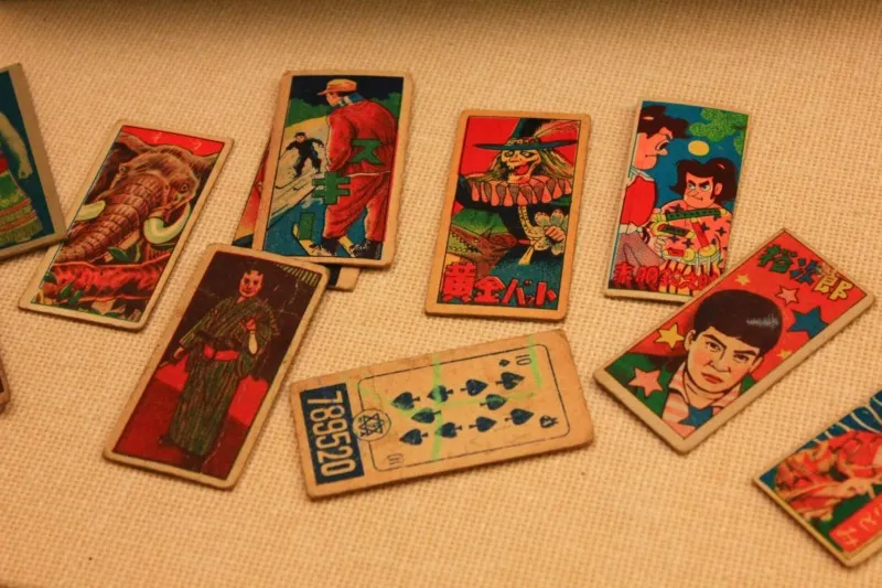 めんこ（面子）」遊びで懐かしむ、昭和時代の“真剣勝負”に臨んだ少年