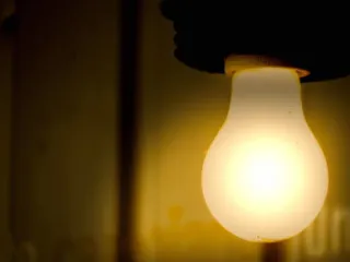 「裸電球」がまぶしかった！昭和の家族団らんを照らし続けた暖かな白熱電球
