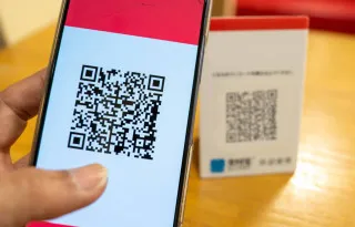 ＱＲコードの海で溺れそう…旅館でレストランで、次々と出合う“今どき接客”