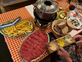 まるでスイス風“しゃぶしゃぶ”！レマン湖畔で出合った美味「フォンデュ・シノワーズ」
