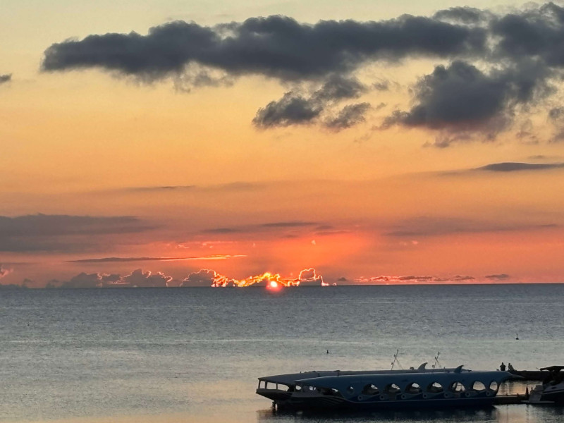 「沖縄県名護市の夕景」：筆者撮影