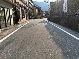 アスファルトの道路が熱すぎる！猛暑の中で見つけた“足元の工夫”とは？