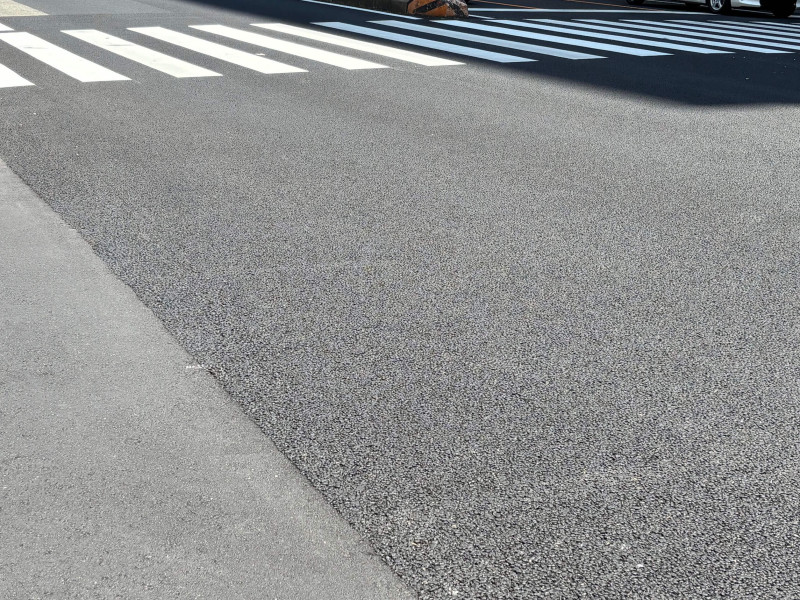 アスファルトは熱を吸収する（名古屋市）：筆者撮影