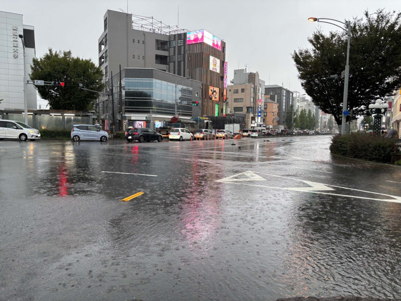 冠水した本山交差点（名古屋市千種区）：筆者撮影