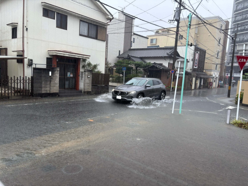 耳鼻科医院の前は冠水：筆者撮影