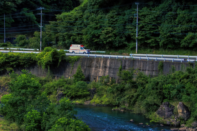 イメージ画像：「山間部を走る救急車」（写真ACより）