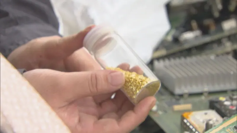 ごみ”から大量の金が!? パソコン基板1トンから天然金鉱山の数十倍の金