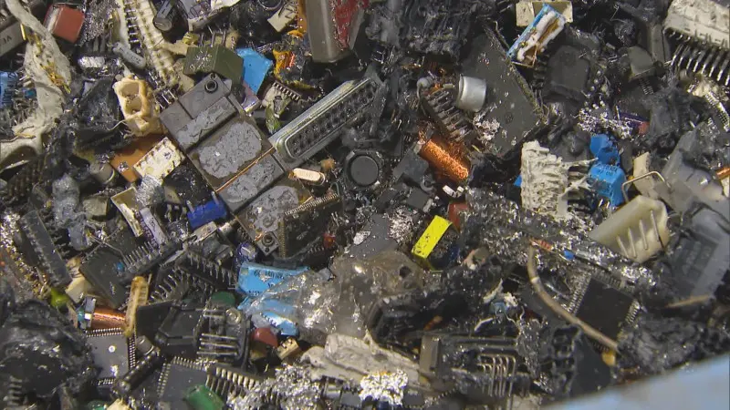 ごみ”から大量の金が!? パソコン基板1トンから天然金鉱山の数十倍の金