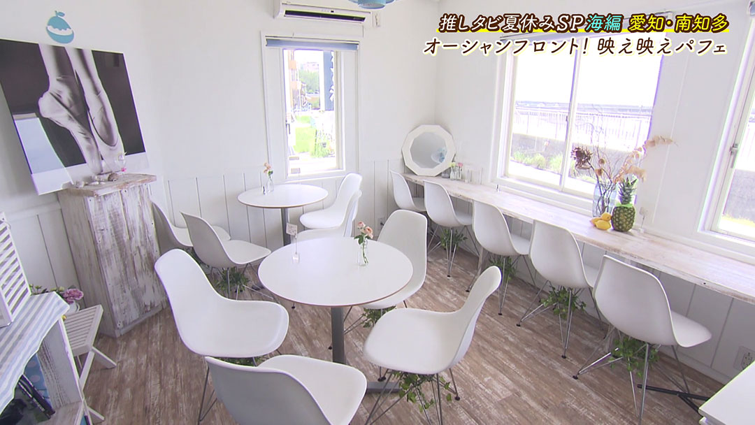 まるでブーケ!お花がたっぷりのった“苺の映えパフェ