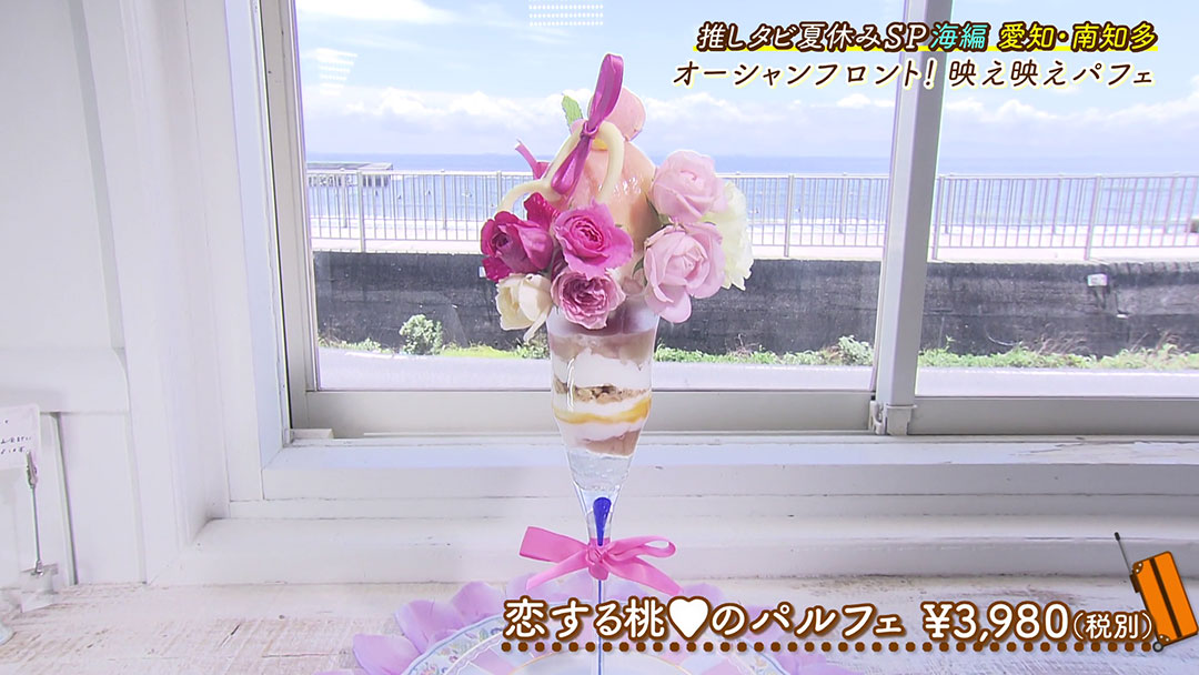 まるでブーケ!お花がたっぷりのった“苺の映えパフェ