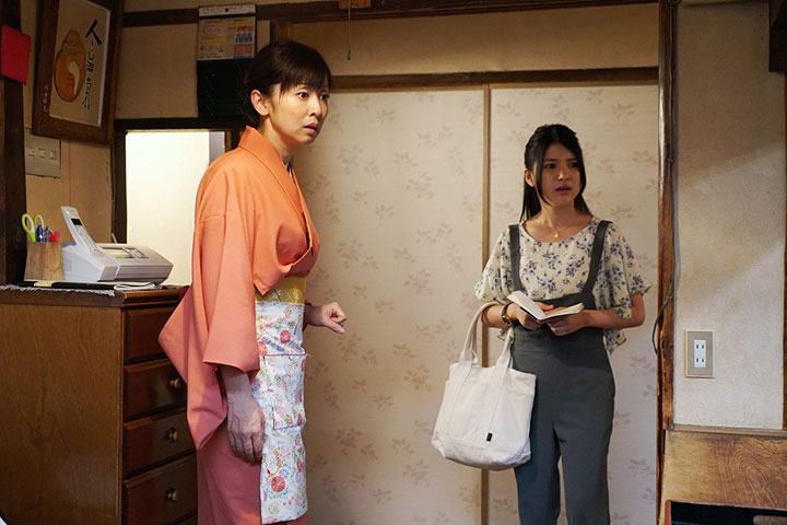 名古屋の老舗味噌鍋店に嫁いだ桜子。一人娘の佑子とも仲が良く平穏な家庭生活を送っている。