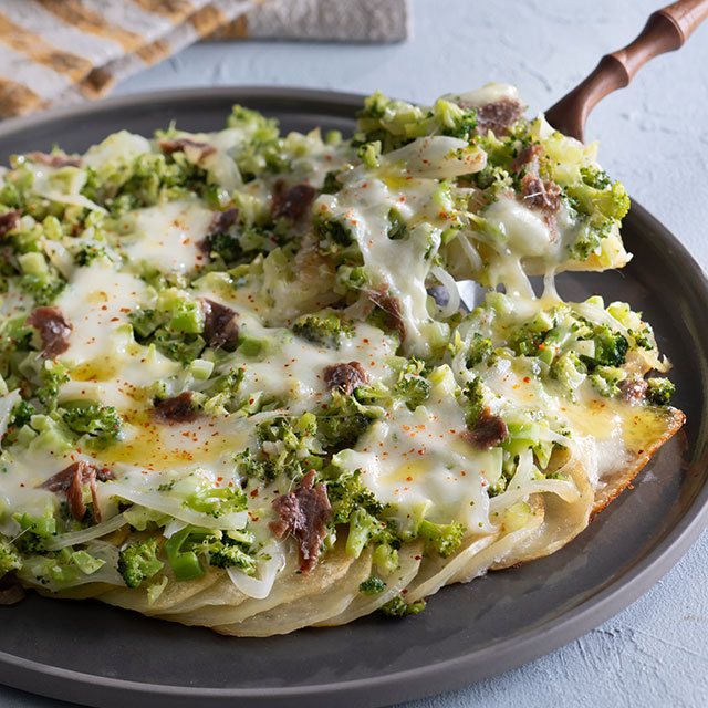 アンチョビーとブロッコリーのポテトピザ