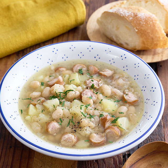 ソーセージと白いんげん豆、じゃが芋のスープ