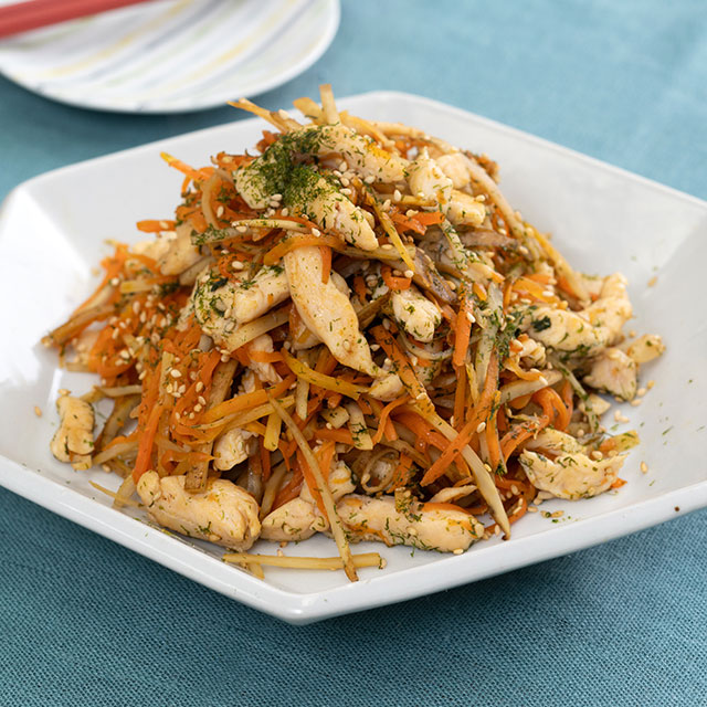 皮ごとにんじんとごぼうとささ身の炒めもの