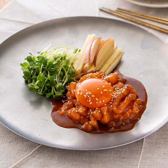 サーモンのユッケ風