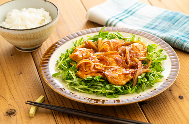 鶏胸肉と新玉ねぎのケチャップしょうが焼き