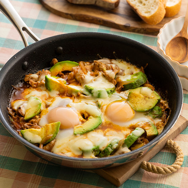 豚こま肉とアボカドのBBQエッグチーズ